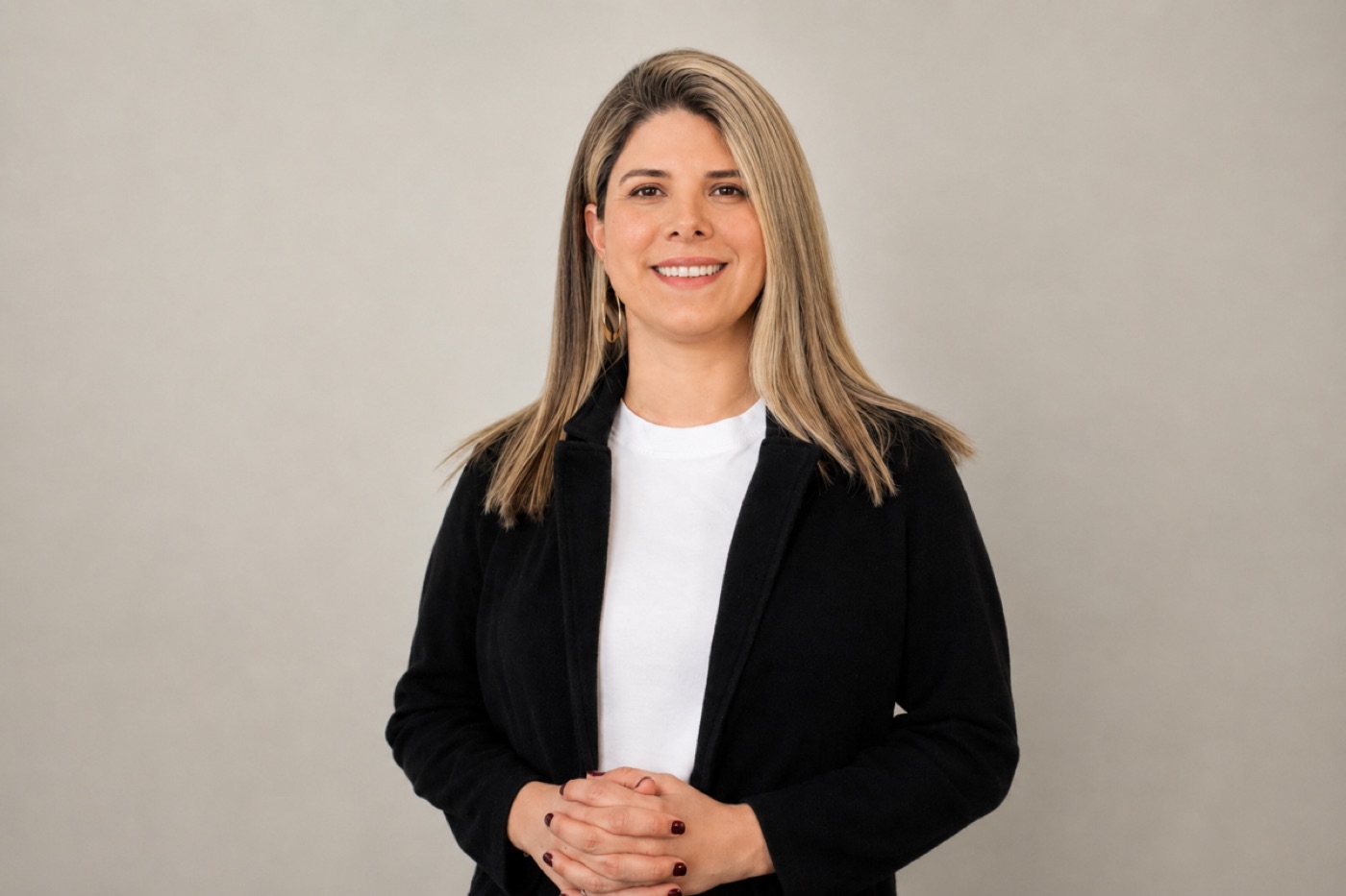 Ana María Martínez sonriendo con su blazer profesional