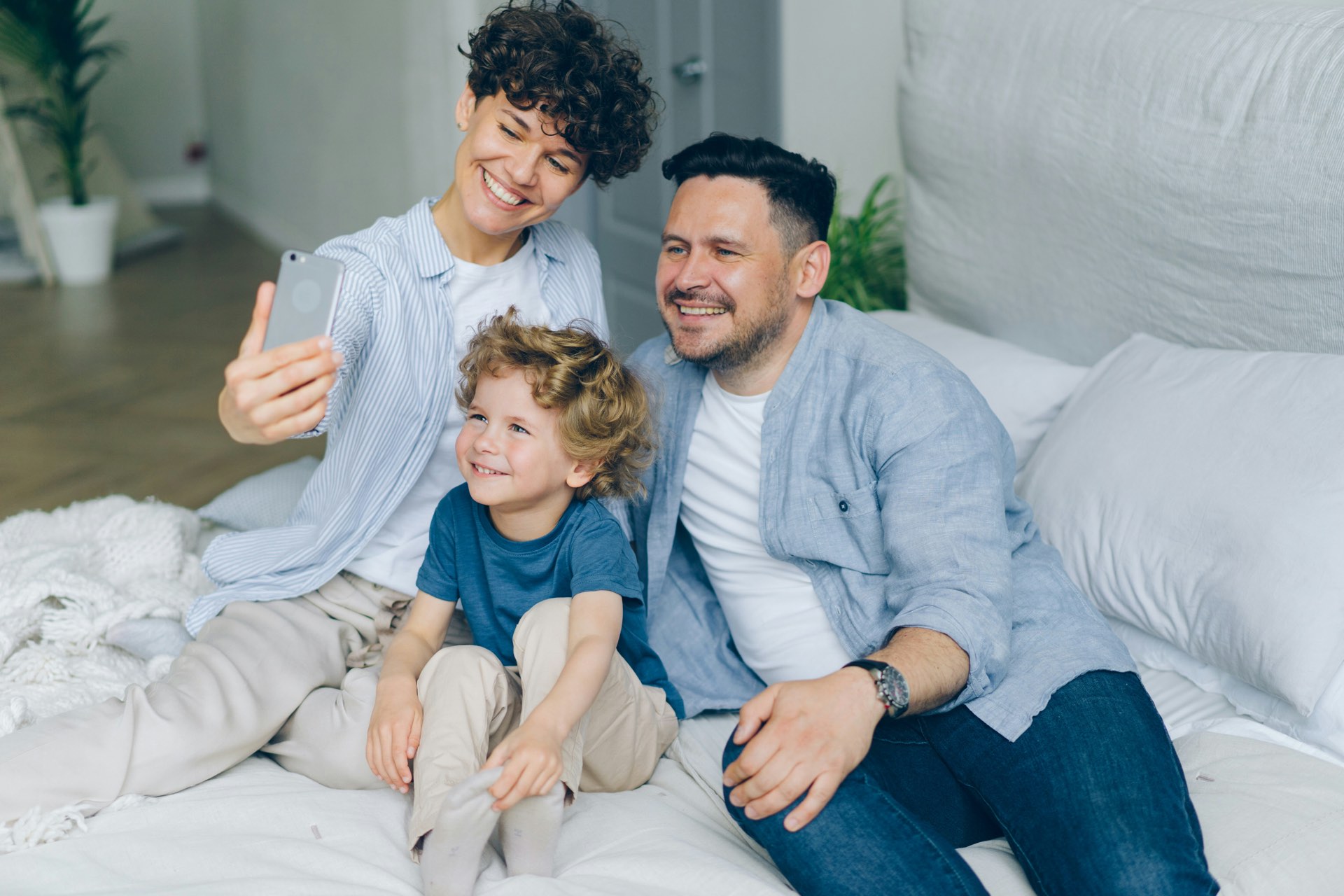 Familia hispana sonriendo en casa, protegida con su seguro médico 2027