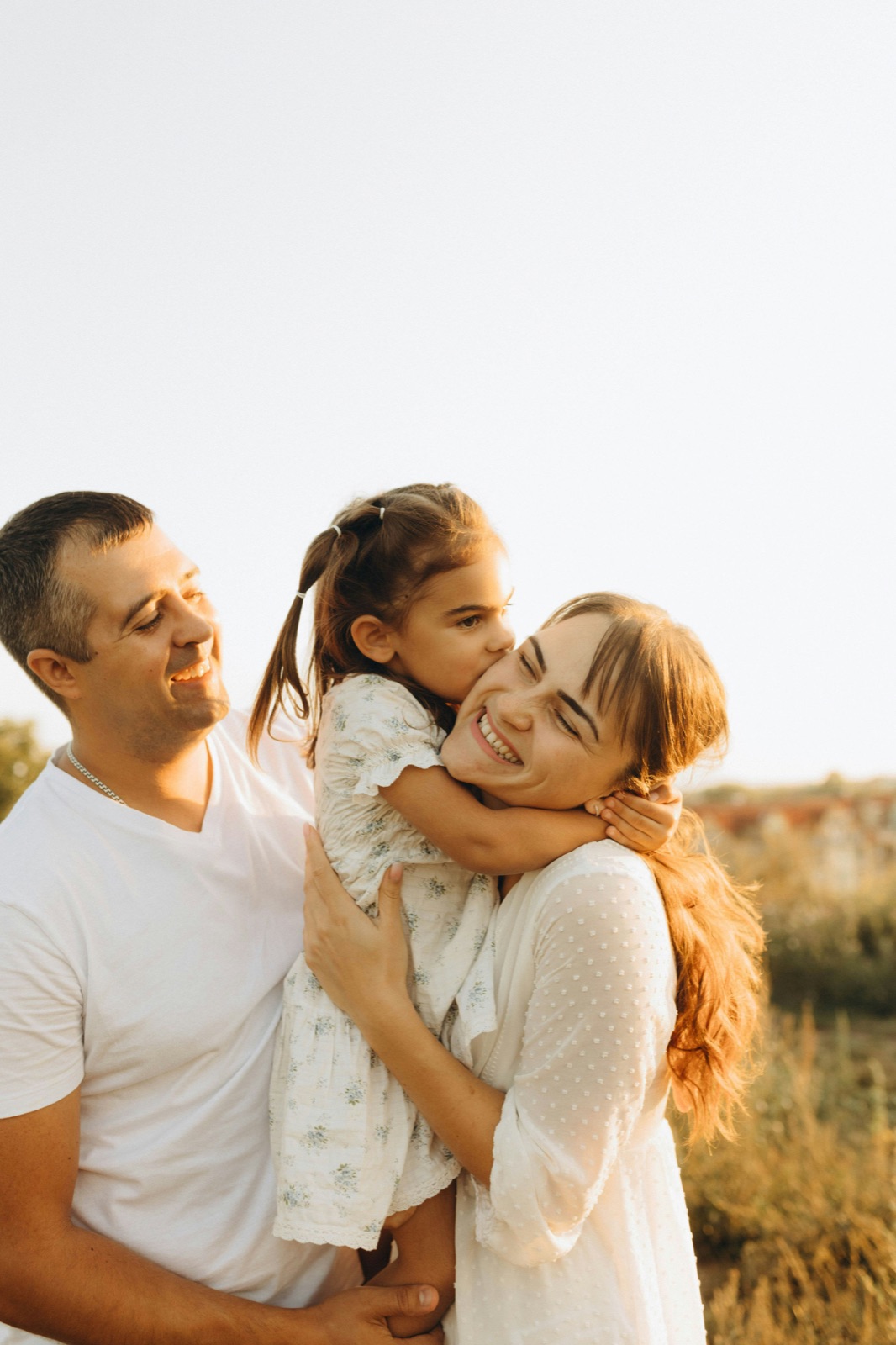Familia hispana representando seguro de salud individual y familiar